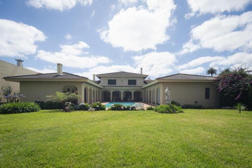 Ponta Delgada House | Casa dos Arcos - Studios & Pool
