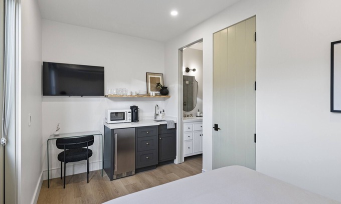 Laguna Apartment | Casa Jardin Unit 6-Boutique Suite in Downtown Santa Barbara