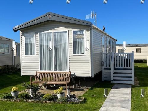Selsey Apartment | Casa Mariposa Lovely 3 bedroom caravan at Seal Bay Resort Selsey