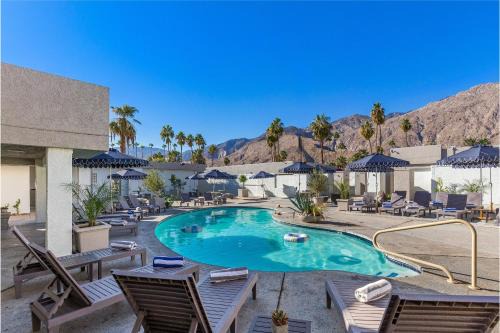 Warm Sands Hotel | Casa Oliver Hotel & Resort - A Men's Clothing Optional Resort in Palm Springs