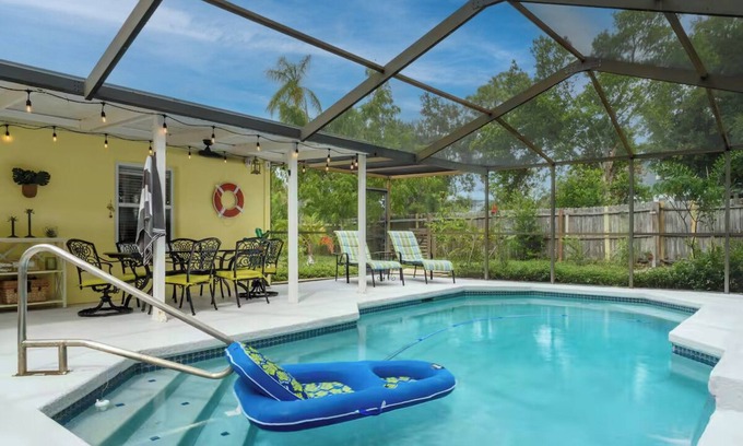 Palm Harbor House | Casa Tropicál - Heated saltwater pool, near beach