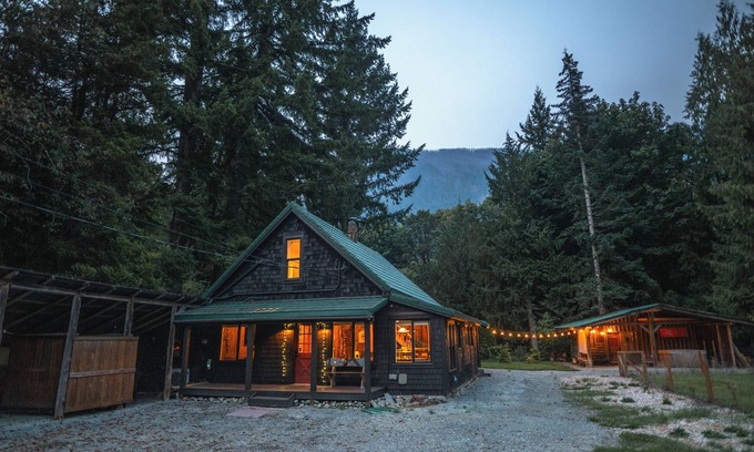 Baring House | Cascade Crossing- fenced yard, spa, tons of amenities near Stevens Pass