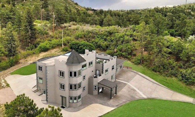 Castle Rock House | Castle 10BR 12BD 8BA Accessible CamperParking Shop Golf