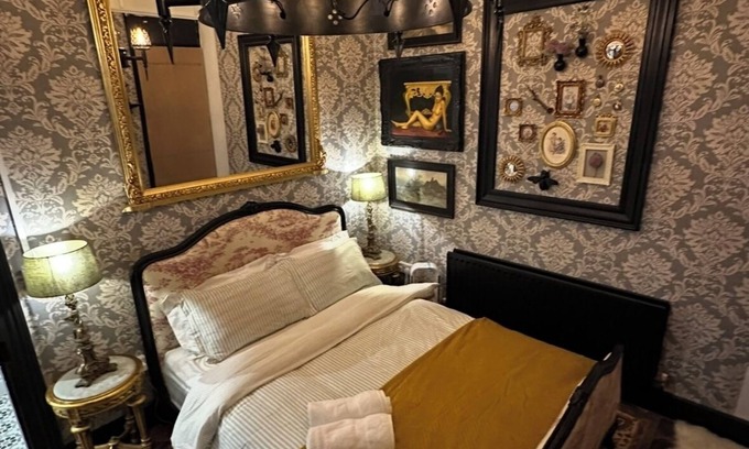 Phibsborough Cabin | Castle Room @ The Royal Lodge Dublin