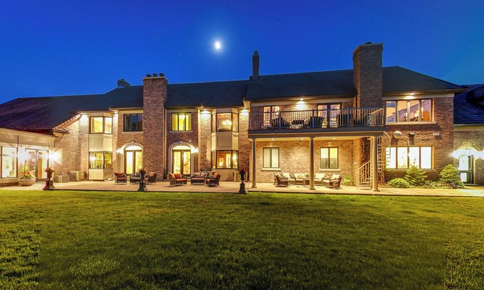 Grimsby Other | Castle with Great Views: GTA Skyline & Modern Citie & Nature Mountains & Beach