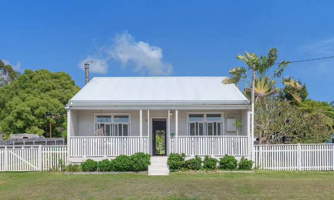 Catherine Hill Bay House | Catho Miners Cottage [pet friendly]