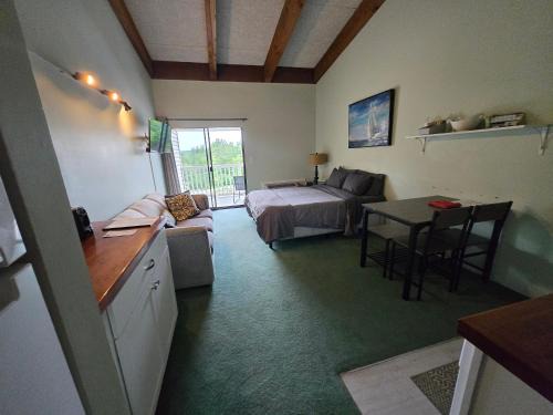 Weirs Beach Apartment | Cedar Lodge Condo with Private Balcony & Full Kitchen