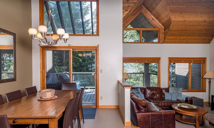 Upper Village Ski Chalet | CEDAR RIDGE 17 | Prime Ski-In, Ski-Out Location | Private Garage & Hot Tub