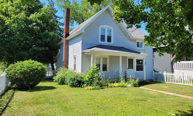 Beulah House | Centennial House - Historic Home with Lakeview! Just 2 blocks from Downtown and Beach!