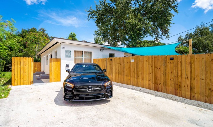 Liberty City Apartment | Center Location 1 Bad + 1 Bath w/Private Yard #1