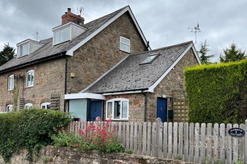 Angelbank Apartment | Central 1-Bed - Sleeps 2 - Pet Friendly w Garden