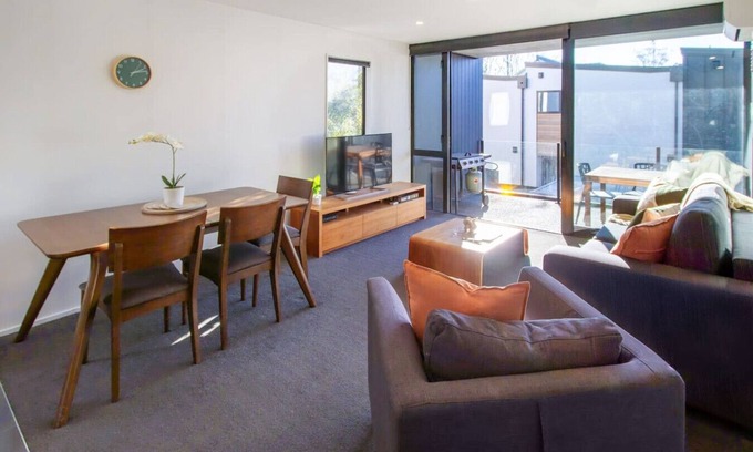 Christchurch City Centre House | Central 1BR with Car Park Lift Access and Extra Bed