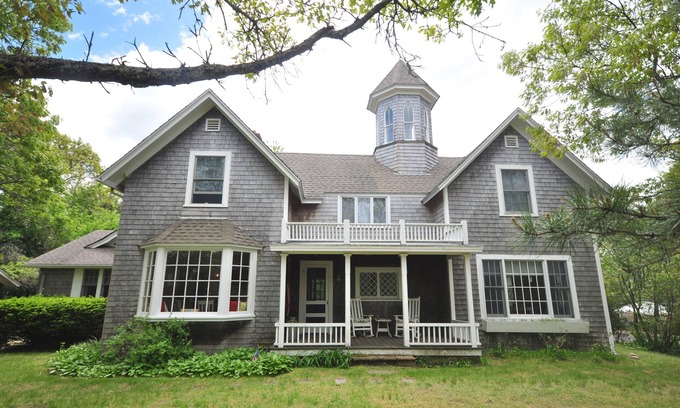 East Chop House | CENTRAL AIR! Quiet East Chop Retreat Walk 2 Town and Beach.
