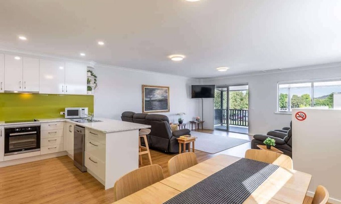Myrtleford House | Central Chic-Stylish two-storey townhouse