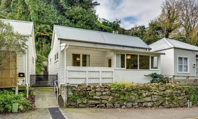 Hospital Hill House | Central Cottage - Napier Holiday Home