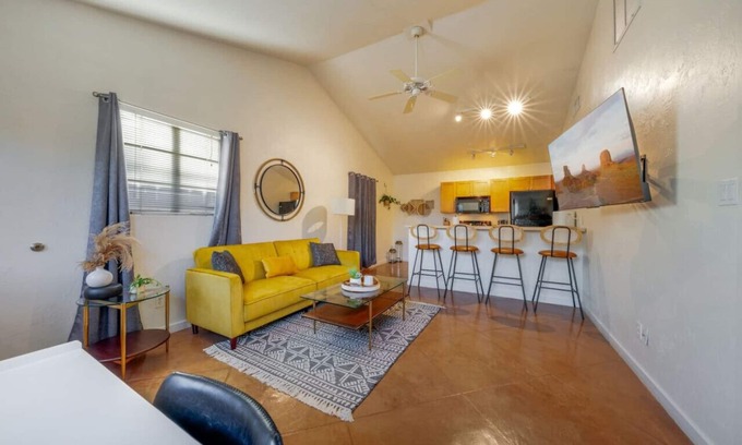 Blenman-Elm Apartment | Central/Guesthouse/1 BR & 1 BA/Fenced/Cozy