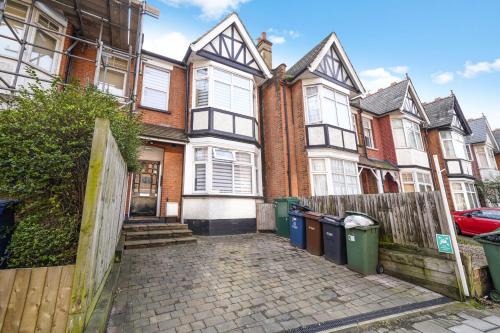 Harrow Apartment | Central Harrow 5 Studio Apartment Block