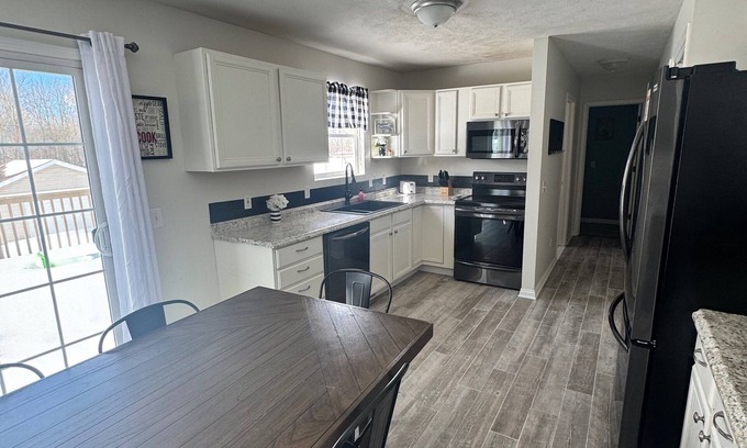 Geneva House | Central Location- SPIRE, Wineries, GOTL, Beach