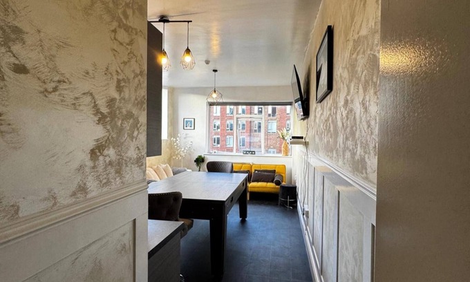 Sheffield Apartment | Central Sheffield 3-bed Apt, Sleeps 7 With Parking