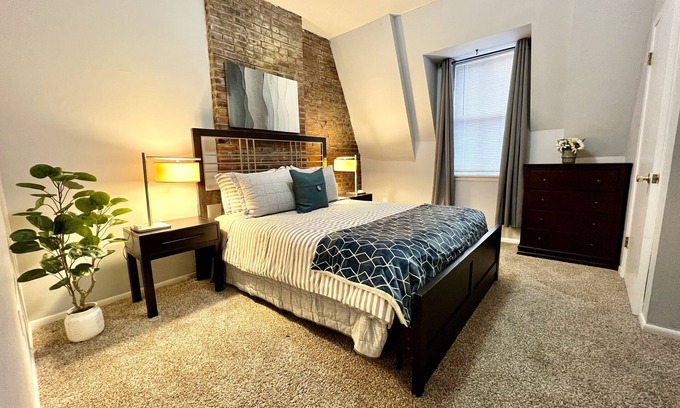 Soulard Apartment | Central Soulard 2 Bedroom 2 Bath - In Unit Laundry - Long Term Welcome