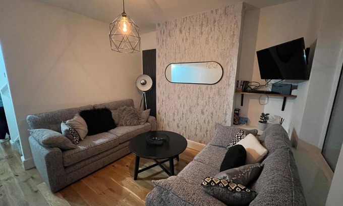 Lincoln House | Centrally located in city of Lincoln Idas Place - two bedrooms each with a kingsize bed