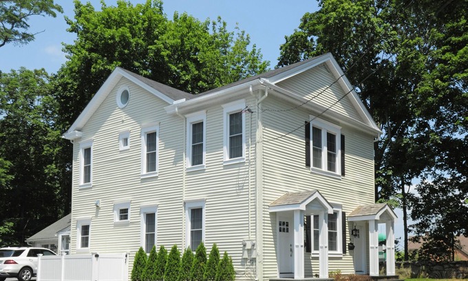 Cos Cob House | Centrally Located Townhouse - Hotel Alternative -close to town - Pet friendly