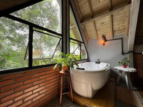 Garopaba Ski Chalet | Chalé com Hidro em Garopaba há 100m da cachoeira