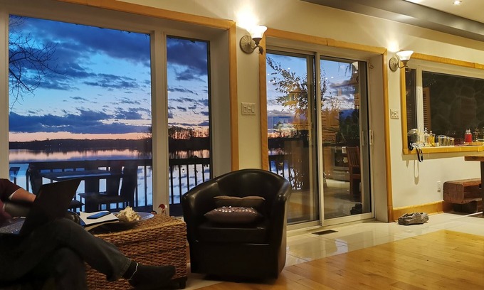 Pincourt Apartment | Chalet At The Water's Edge Near Beach CITQ 300742