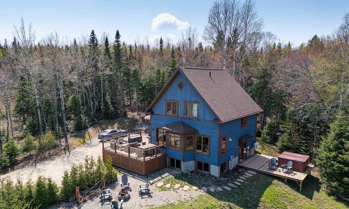 Les Eboulements Ski Chalet | Chalet Bleu 55: River Views, Pool Table & Spa