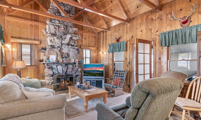 Big Bear Lake Ski Chalet | Chalet Des Ours -comfortable And Spacious Home With Wifi! Close To Everything! 2 Bedroom Chalet