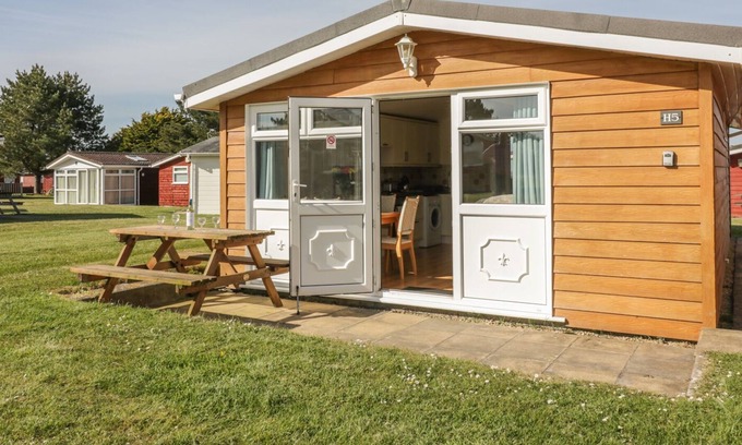 Padstow Ski Chalet | CHALET H5, family friendly, with a garden in St Merryn