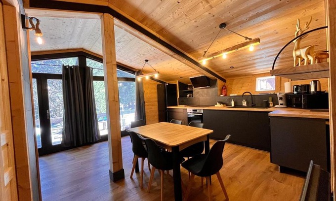 Pyrenees 2000 Ski Chalet | Chalet l'Epicéa rénové en forêt, T3 avec terrasse & jardin à 5 min à pied des pistes P2000