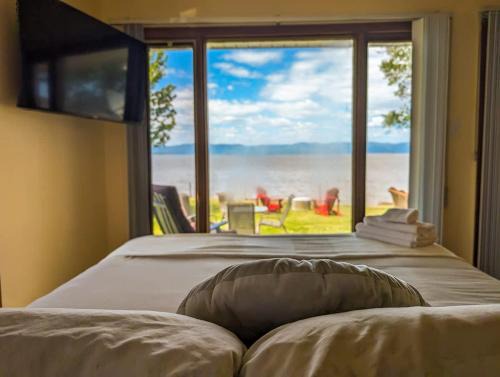 Cap-Saint-Ignace Ski Chalet | Chalet Studio #1 Waterfront with Spa Fireplace & Wifi