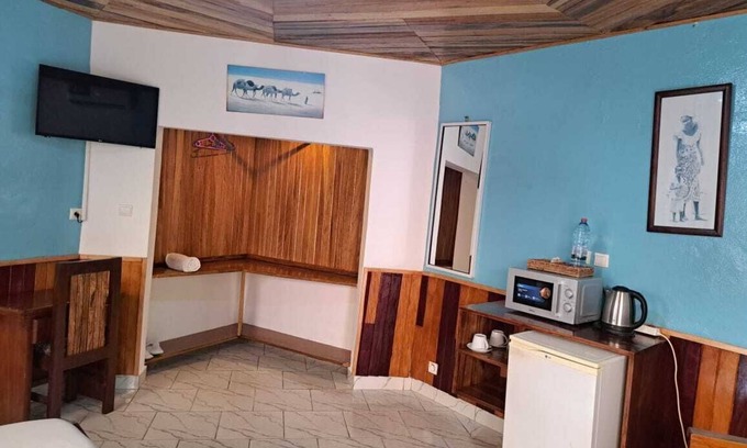 Kribi Hotel | “Chambre Gabrielle – Les Gîtes de Kribi/Gabrielle Room – Kribi Lodge”