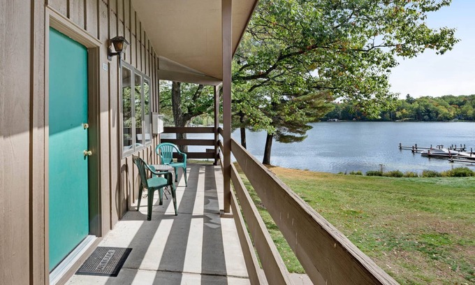 Eagle River Apartment | Chanticleer Inn 41