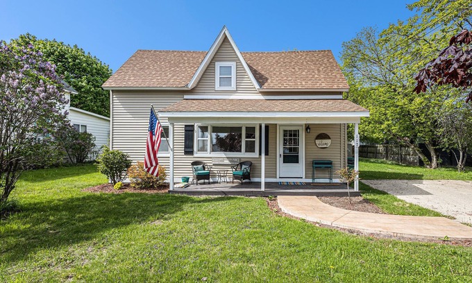 Charlevoix House | Charlevoix, Gorgeous Fall Colors, Privacy, Walk to Town, Quiet!