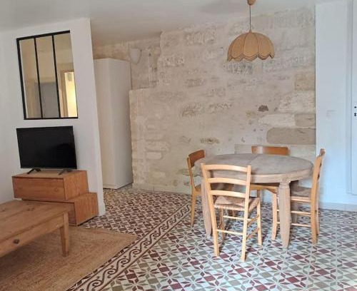 Villeneuve-les-Avignon Apartment | Charmant F2 Centre Historique