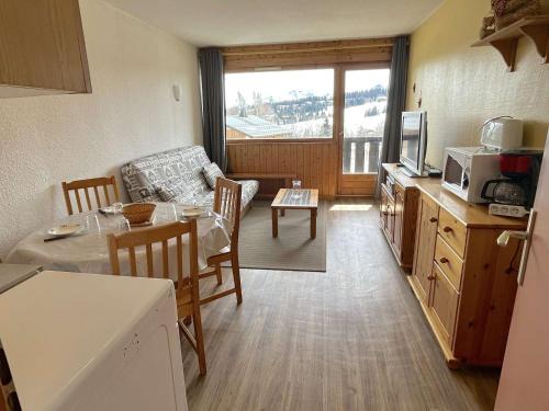 Les Saisies Apartment | Charmant studio alcôve Les Saisies - 4 pers, proche centre, balcon - FR-1-594-144