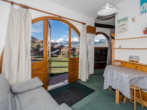 Montchavin Apartment | Charmant Studio Montchavin - Terrasse, Proche Pistes et Commerces, Parking Gratuit - FR-1-329-57