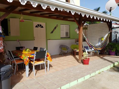 Sainte-Anne Apartment | Charmant T2 climatisé avec terrasse, à 5 mn des belles plages de Ste Anne