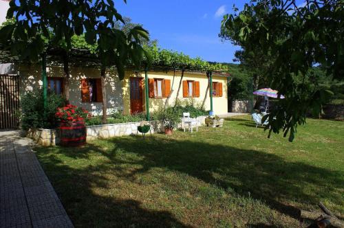 Salakovci House | Charmantes Ferienhaus In Bartići Mit Terrasse