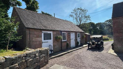 Cauldon Low House | Charming 1 Bed Peak District Cottage Barn - Alton Towers, Scarefest, Polar Bears, Chatsworth
