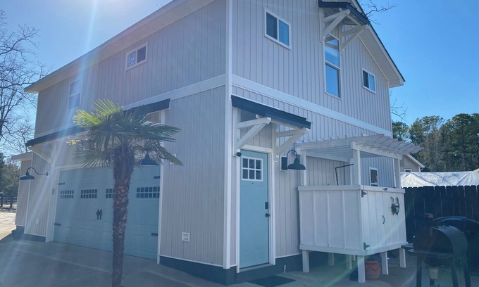 Gilbert Cottage | Charming 1-BR cottage in Gilbert with AC, lake front/dock access, fitness room