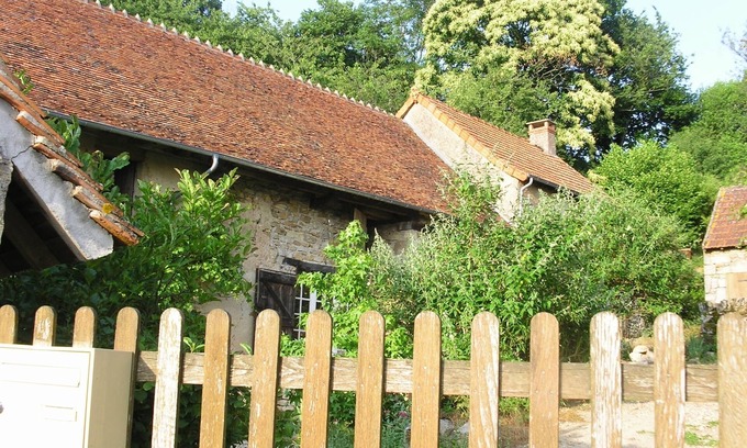 Marcilly-la-Gueurce House | Charming 18C farmhouse halfway between Paris and the Med!