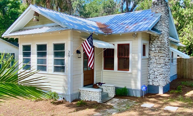 Yankeetown House | Charming 1940s Cottage: Kayaking, Fishing & Birdwatching on the Nature Coast