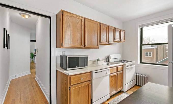 North Center Apartment | Charming 1BR Apt in North Center Near Shops