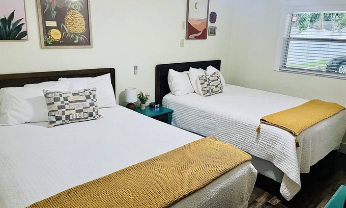 Safety Harbor Hotel | Charming 1BR Cottage w/2 Queens