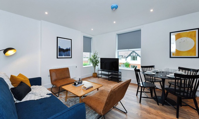 Beeston Apartment | Charming 2-Bed Flat: Stylish, Spacious, & Prime Location