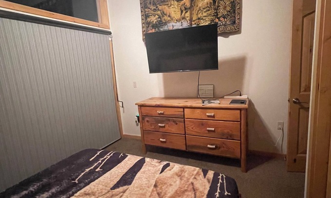 Yosemite National Park Ski Chalet | Charming 2-bedroom chalet with AC, WiFi in serene Yosemite West