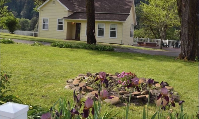 Salyer House | Charming 2-bedroom Cottage in serene Salyer; river access, beautiful views